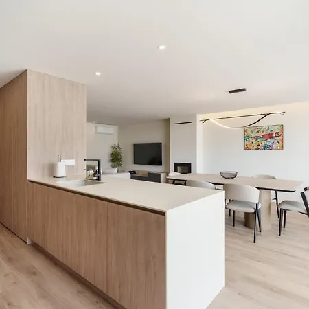 Coast Beachfront Retreat By Minhos Guest דירה
