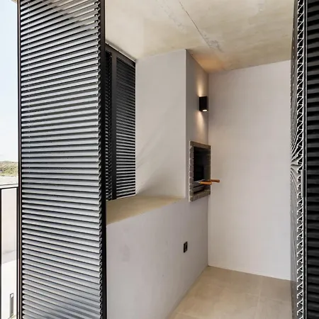 Coast Beachfront Retreat By Minhos Guest *